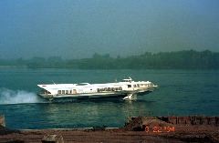 地元の人たちにロケットと呼ばれるアンガラ川、バイカル湖遊覧の水中翼船